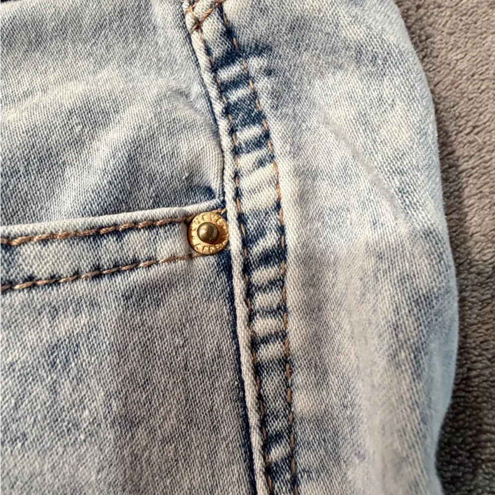 Curve Appeal Women's Light Wash Straight Jeans. Gently loved
